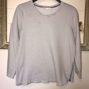 Like new Summer & Sage pullover size Large.